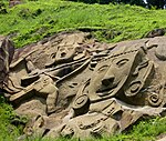 In den Fels geschnittene Skulpturen und Reliefs von Unakoti