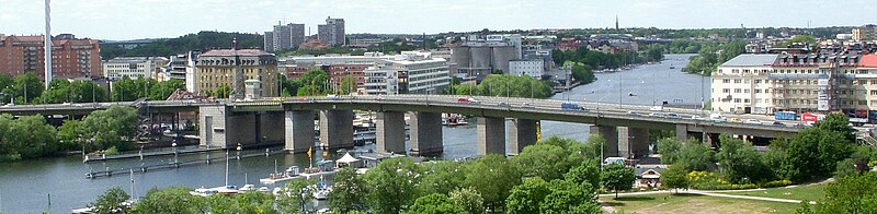 Dubbla Liljeholmsbron, klaffbrodelen ligger över den vänstra farleden, vy från Tantolunden i juni 2010.