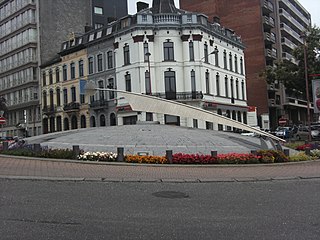 Monument qui orne le carrefour dit « Îlot des sciences » à Charleroi.