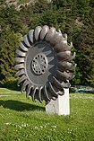 Une turbine installée sur un pied en béton.