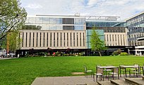 Bibliothèque centrale sur Queen's Lawn