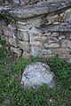 Pierre (omphalos ?) devant la façade sud de la chapelle Saint-Gildas.