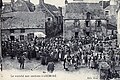 Locminé : le marché aux cochons de la rue Neuve vers 1925 (carte postale Eon).