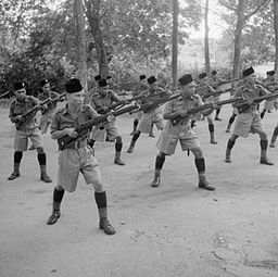 Mga kalalakihan kan Rejimen Askar Melayu DiRaja na igwang sulot na songkok sa pagtutuod sa bayonet, Singapore Island (1941).