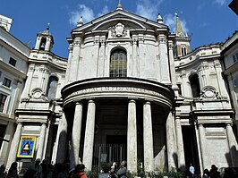 vooraanzicht van de kerk