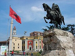 November: Skanderbeg-Denkmal im Zentrum Tiranas