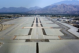 « Short Final Runway 13 Right » - Aéroport international de Palm Springs, approche finale sur la piste 13R.