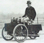 Albert de Dion am Steuer seines motorgetriebenen Dreirads