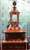 Photo couleur du trophée Vézina dans une vitrine.