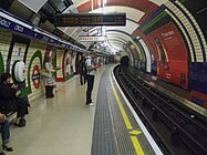 Piccadilly Circus, London: Typischer Röhrenbahnhof der Tube