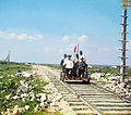 Vettura a mano lungo la ferrovia di Murmansk, sulla riva del lago Onega. (circa 1916)