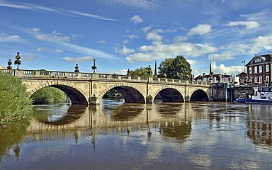 Pont y Cymry, un o'r naw pont dros Afon Hafren yn nhref Amwythig