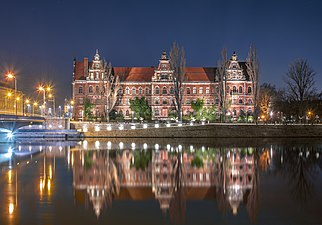 Autre vue du musée de nuit. Février 2020.