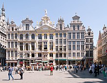 Eine Seite des Grand Place mit verzierten Häuserfassaden