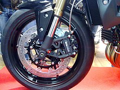 Étrier radial Brembo 4 pistons sur disque flottant perforé de 320mm d'une Triumph Speed Triple 2011