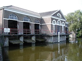 Machinegebouw met schepradzijvleugels