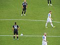 Sergio Agüero se prepara para patear en el partido Argentina-Islandia.