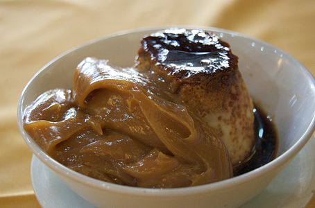 Flan con dulce de leche (Argentina).