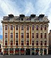 Lille, immeubles bourgeois de style franco-lillois du XVIIe siècle : structure en craie locale sculptée et remplissage en brique, le tout sur une base d'arcades en grès, (peintures non d'origine).