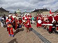 Julemænd og -koner på Amalienborg i 2018.