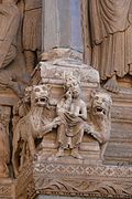 Daniel mit Löwen, Detail aus der Fassade der Kirche St. Trophime