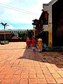 A girl wearing Áo ngũ thân and a Lòng chảo hat in Thăng Long Cổ trấn