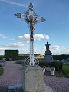 Calvaire situé dans le cimetière.