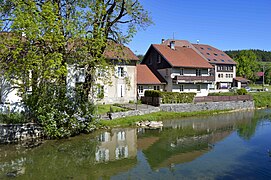 Le Doubs traversant le centre du village.