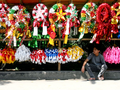 A Filipino vendor selling parols.