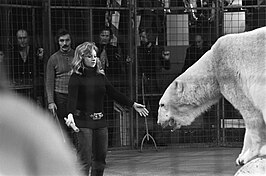 Sylvia de Leur als ijsberentemster tijdens repetities voor het pauzenummer van het Nationaal Songfestival 1973