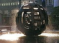 Weltbrunnen (sogenannter Kugelbrunnen), Skulptur vor dem Neuen Rathaus