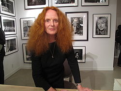 Grace Coddington signeeraamassa kirjaansa The Catwalk Cats, 2009.