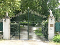 La grille d'entrée au château de Sénézelles.