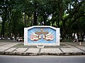 Placa em homenagem a Francisco Halfeld encontrada nos anos 1980 durante reforma do parque, enterrada próximo à Av. Rio Branco. Acabou instalada no calçamento paralelo à rua Santo Antônio[5] Imagem de 2011.