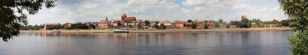 Panorama över Toruńs centrum från Wisłas vänstra strand.