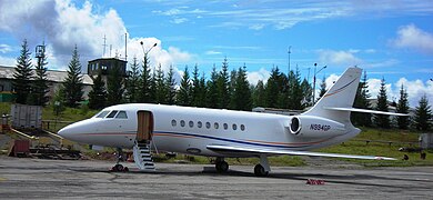 Un avión Dassault Falcon 2000 parado con tacos los puestos