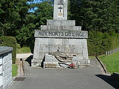 Gisant au pied de la Grande Croix du cimetière du col du Wettstein.