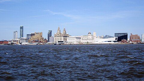 Rigardo de Mersey al la centro de Liverpool