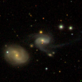 NGC 3215 (links), met NGC 3210 (rechts) en NGC 3212 (midden)