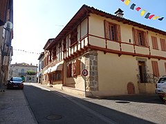 La maison Renaissance aux fenêtres aux montants sculptés dans son ensemble.