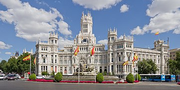 La plaza de Cibeles (Madrid) es una plaza circular que da fin al Salón del Prado, un paseo arbolado que alberga tres de los más importantes museos de pintura del mundo (el Prado, el Thyssen y el Reina Sofía). En la Plaza se sitúan la Casa de América, el Ministerio de Defensa, el Banco de España y el Palacio de Comunicaciones (que está previsto convertir en sede central del Ayuntamiento). La perspectiva incluye la Puerta de Alcalá.