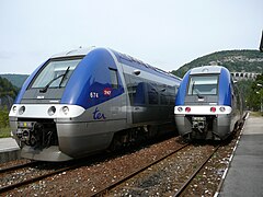 Croisement de 2 autorails 76500 XGC en gare de Morez, au fond le viaduc des Crottes en direction d'Andelot.