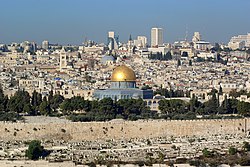 Jerusalim יְרוּשָׁלַיִם (Jerušalajim, ivrit) القدس (al'-Kuds, arab.)