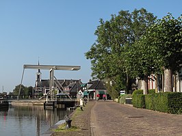 Birdaard, brug met kerk op achtergrond