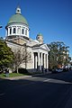 Tambuuri ja laternaga kuppel klassitsistlikul kirikul. Kingston, Kanada