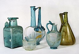 Pièces de verre gallo-romaines provenant de la nécropole d'Uggate.