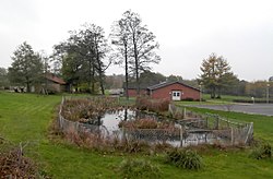 Have med vandhul. I baggrunden klubhus