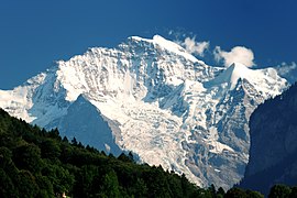 Jungfrau set fra byen Interlaken og gletsjeren Giesen