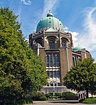 Basiliek van het Heilig Hart in Koekelberg (Brussel) Apsis aan de buitenzijde. Calvarie van George Minne