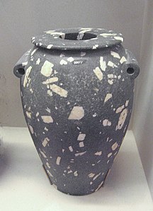 Vase. v. 3500 Diorite, H. env. 30 cm. Field Museum